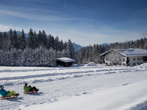 inzell-winter-leute-rodeln-aktiv_ff