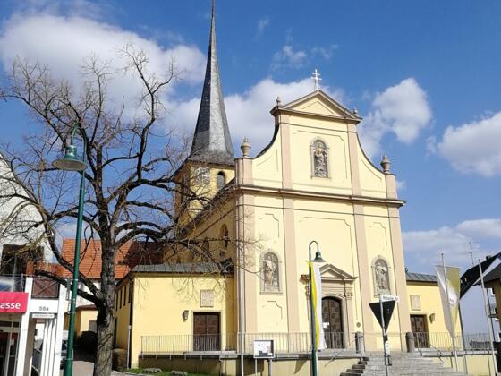 Poppenhausen - Blick vom Kirchplatz auf die Pfarrkriche St. Jakobus der Ältere