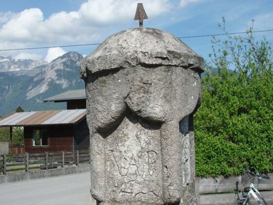 Initialen auf Pestsäule