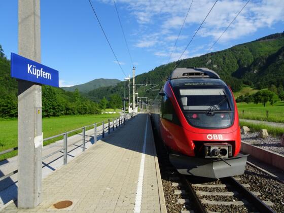Bahnstation Küpfern mit Zug