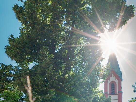 Turm der evangelisch-lutherischen Christuskirche in Tegernsee