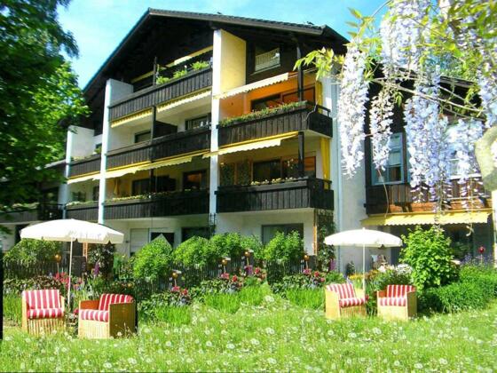 Hausansicht mit Garten