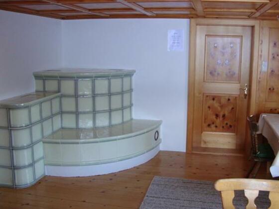 gemütliche Stube mit Kachelofen