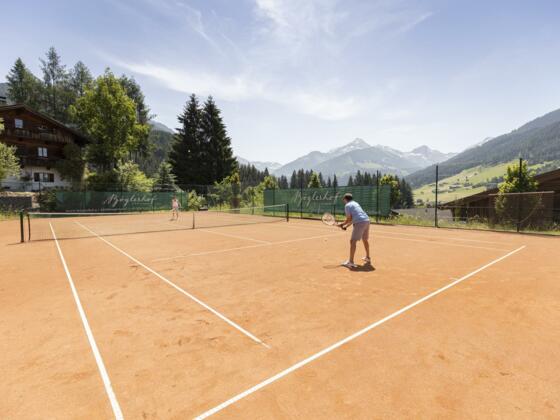Tennisplatz mit Bergpanorama
