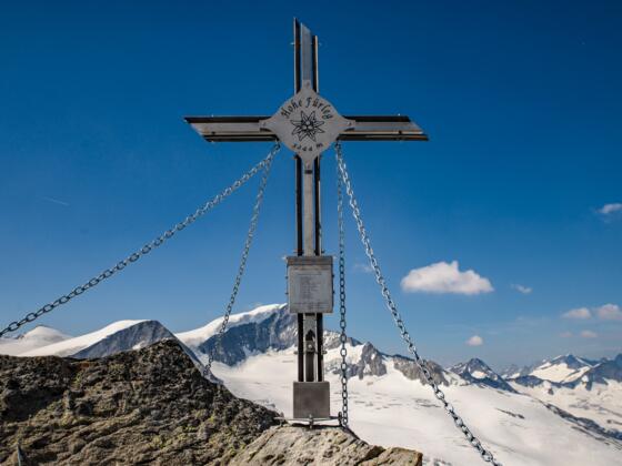 Gipfelkreuz mit Großvenediger im Hintergrund