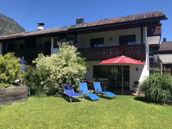Hausansicht mit Terrasse und Garten