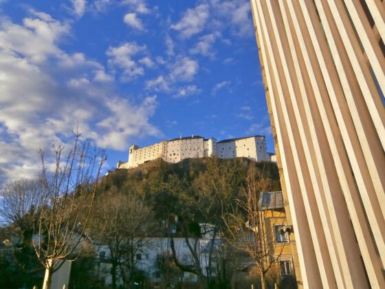 Blick vom Haus der Volkskulturen zur Festung Hohensalzburg