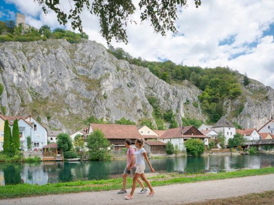 Pärchen wandert am Kanal bei Essing