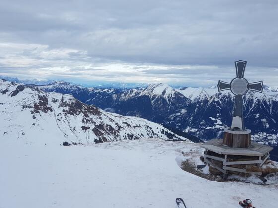 Das schöne Gipfelkreuz mit Blick Richtung Nord-Ost