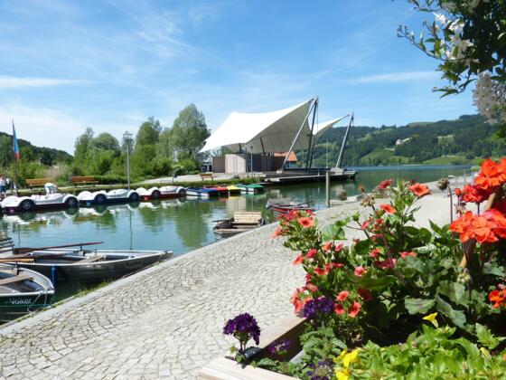 Uferpromenade mit Seebühne