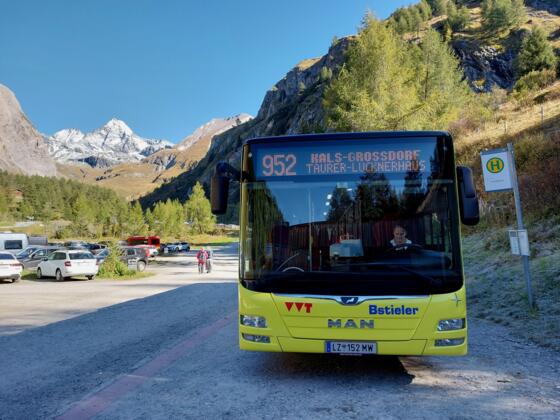 Bushaltestelle Lucknerhaus mit Großglockner im Hintergrund