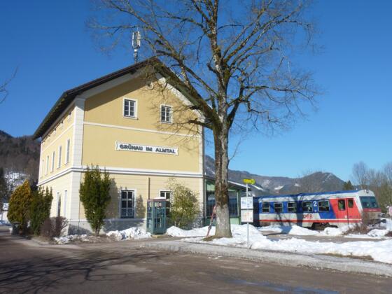 Grünau im Almtal Bahnhof im Winter