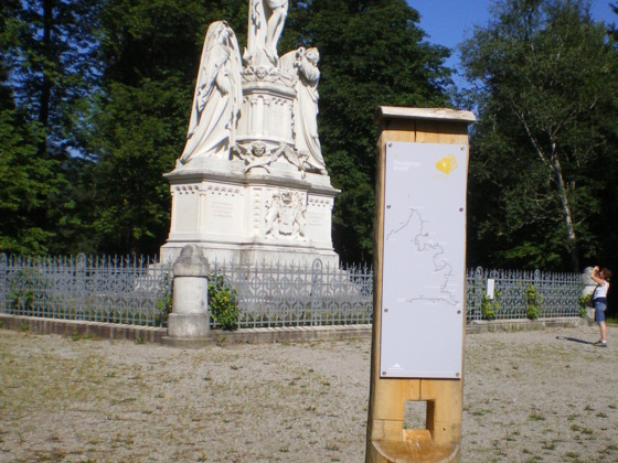 Stele an der Kreuzigungsgruppe