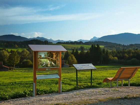 Schaukasten und Panoramaliege an der  Station 3