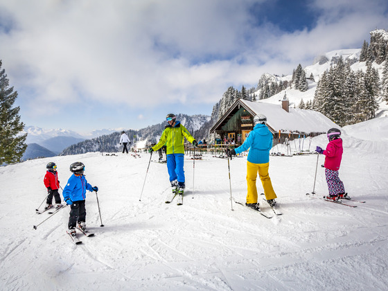 Familie am Skigebiet Brauneck vor Strasser Alm