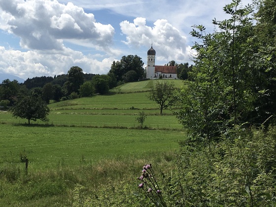Blick von Norden auf Holzhauser Kirchberg mit St. Johann Baptist Kirche