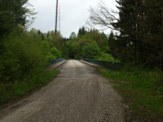 Sendemast an der Autobahnbrücke