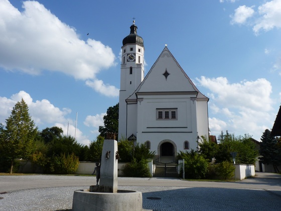 Kirche St. Stephan und Dorfbrunnen in Emmersdorf