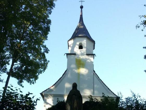 Josefskapelle. Darunter die Lourdes Grotte