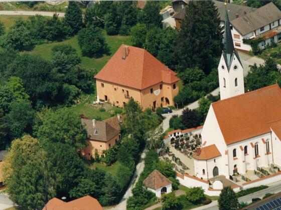 Luftaufnahme  Schloss Peterskirchen