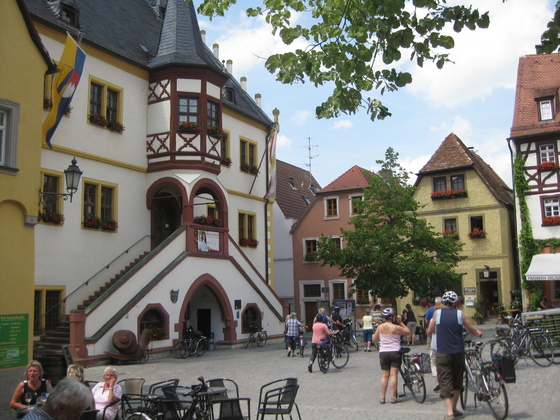 Marktplatz der Stadt Volkach mit dem prunkvollen Rathaus