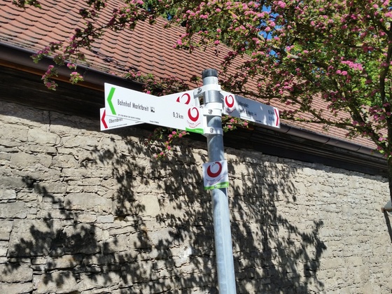 Schild zum Bahnhof