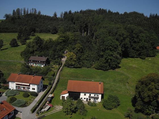 Luftaufnahme der Loudes-Grotte in der Nähe des Walderlebnispfades