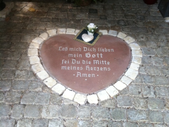 Im Boden der Herz-Jesu-Kapelle ist eine Tafel eingelassen