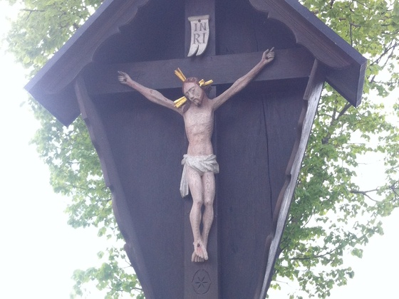 Wegkreuz am westlichen Ortsausgang von Tauting