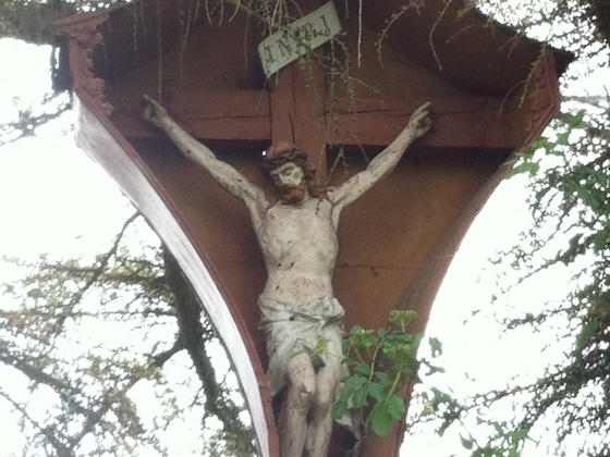 Holzkreuz am Wegrand bei Weilheim