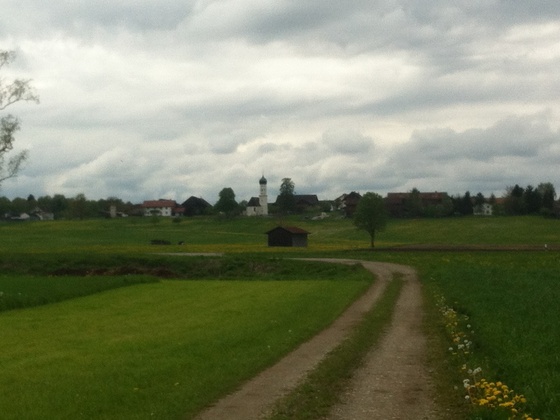 Weitblick auf die Kirche St. Benedikt in Tauting