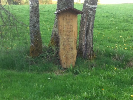 Holztafel als Erinnerung an Familie Mayer