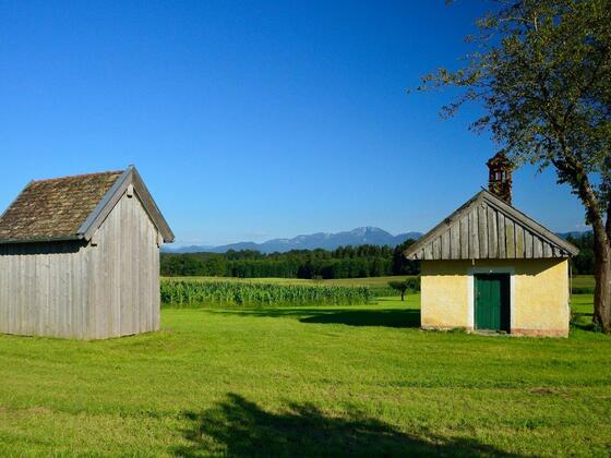 Holzkapelle (links) mit altem Backhaus