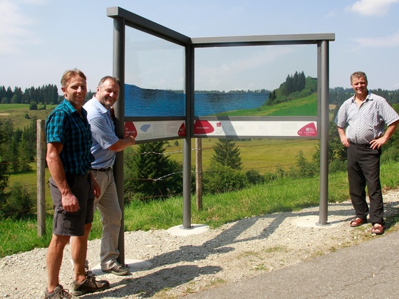 Ein Durchsicht-Panorama läßt die Ausmaße des Wildsteiger Sees erahnen.