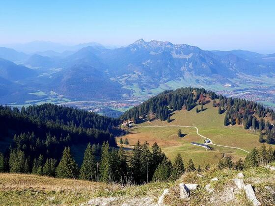 Seekar - Blick zur Lenggrieser Hütte und Brauneck