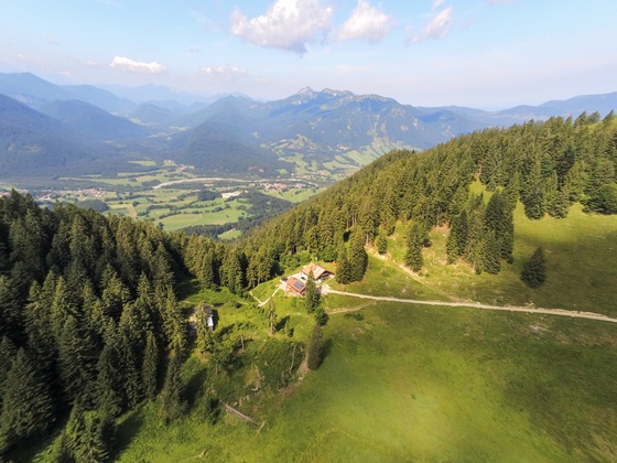 Panoramablick auf die Lenggrieser Hütte im Sommer