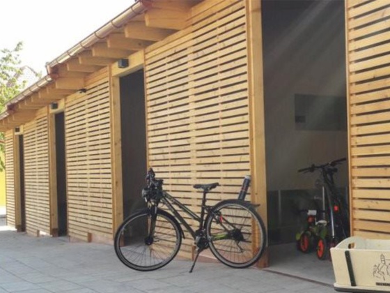 Fahrradservicestützpunkt zum sicheren Abstellen der Fahrräder, kleine Reparaturen und Fahrradverleih
