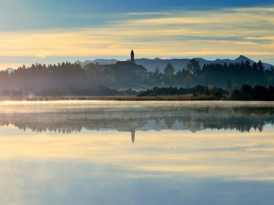 Kirchsee mit Kloster Reutberg im Hintergrund