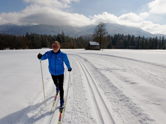 Loipe beim Ortsteil Ramsau mit Blick auf die Hausberge.