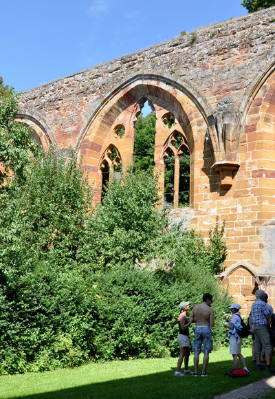 Gruppe Wanderer in der Klosterruine Birgittenkloster Gnadenberg