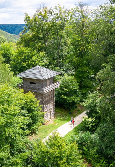 Wanderer vor dem Limesturm in Kipfenberg