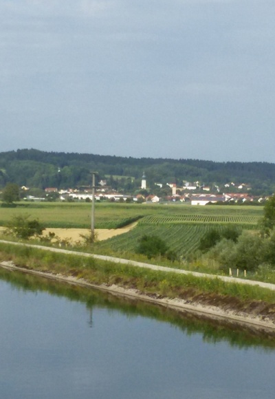 Über den Mittlere Isar Kanal mit Blick auf Wartenberg