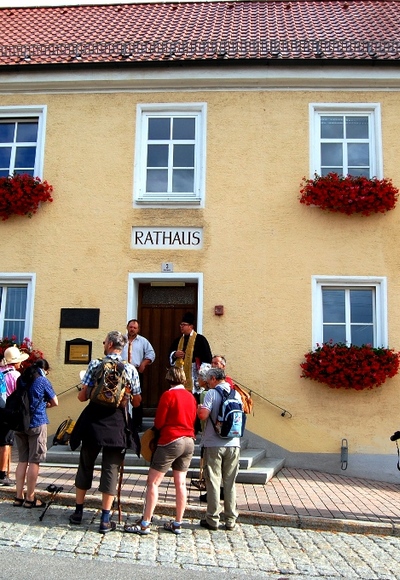 auch hier ein Besuch im Rathaus vor dem Abmarsch