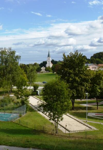 Blick auf die Pfarrkirche Postmünster