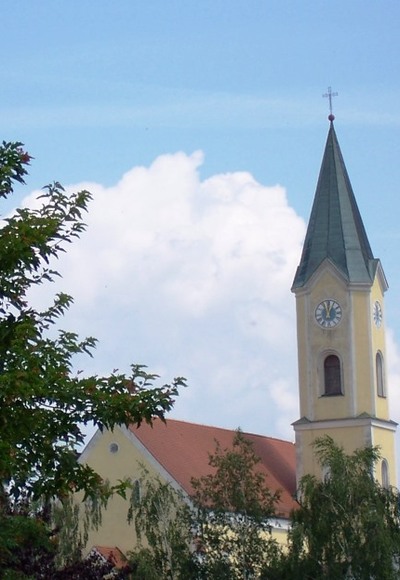 Blick auf die Pfarrkirche Johannes der Täufer in Mitterskirchen