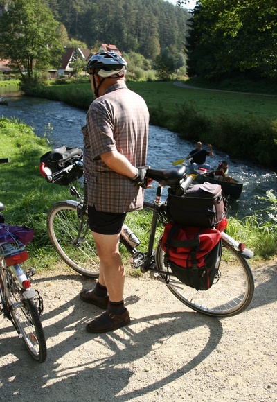 Radler am Fluss Pegnitz, Blick auf Felsen, Kanufahrer und Fachwerkh&amp;#228;user