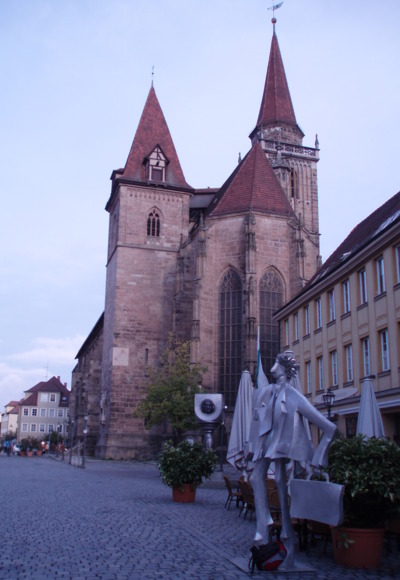 Ansbach, St. Johannes, &quot;Mann mit Koffer&quot; von Kurt Laurenz Metzler (2002)