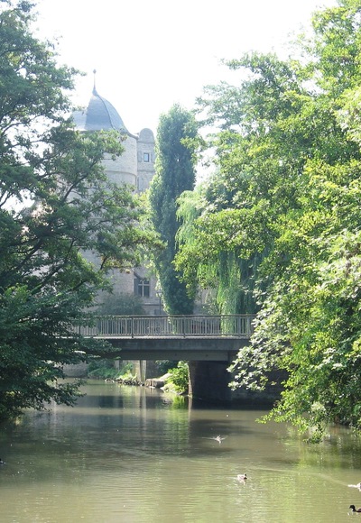 Marktbreiter Rathaus mit Brücke