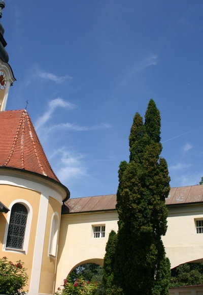 Kirche und die Brauerei in Adldorf.