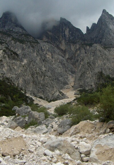 Ein gewaltiger Felssturz schuf eine schroffe Landschaft. 